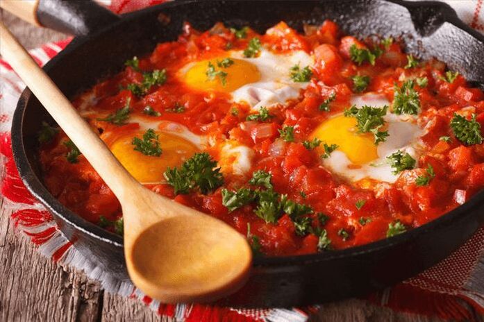 scrambled eggs with tomatoes and sweet peppers