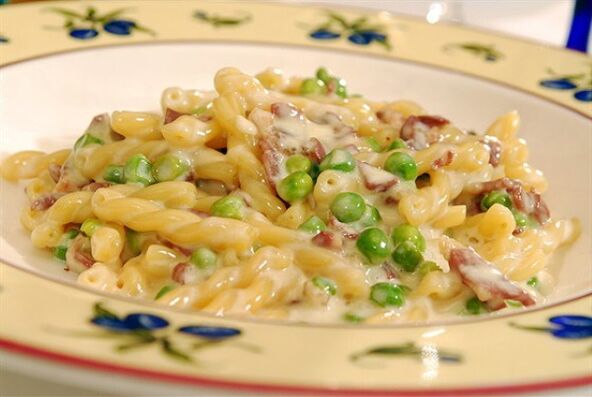 Following the Mediterranean diet, you can cook hearty pasta with peas