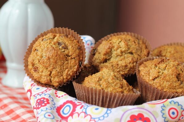 Oatmeal muffins with almonds - a fragrant dessert for those losing weight on a Mediterranean diet